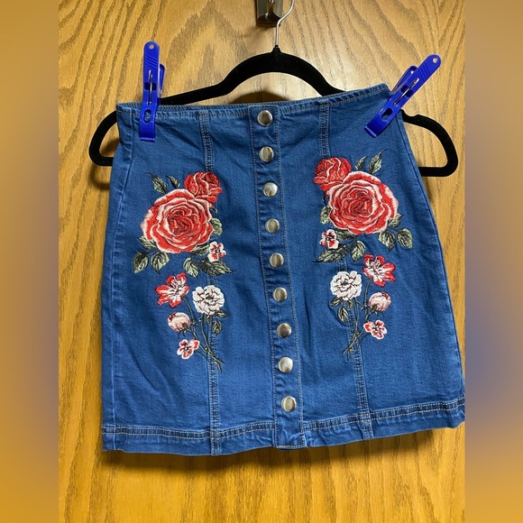 PacSun Dresses & Skirts - Pacsun Womens Jr 2 24 Blue W/Embroidered Flowers Snap Front Demin Mini Skirt EUC